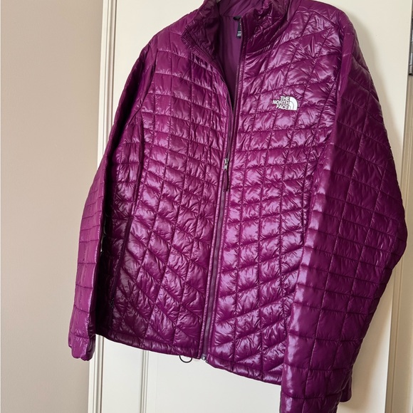 NEW…The North Face Women's Thermoball Magenta Puffer Jacket - Picture 2 of 3